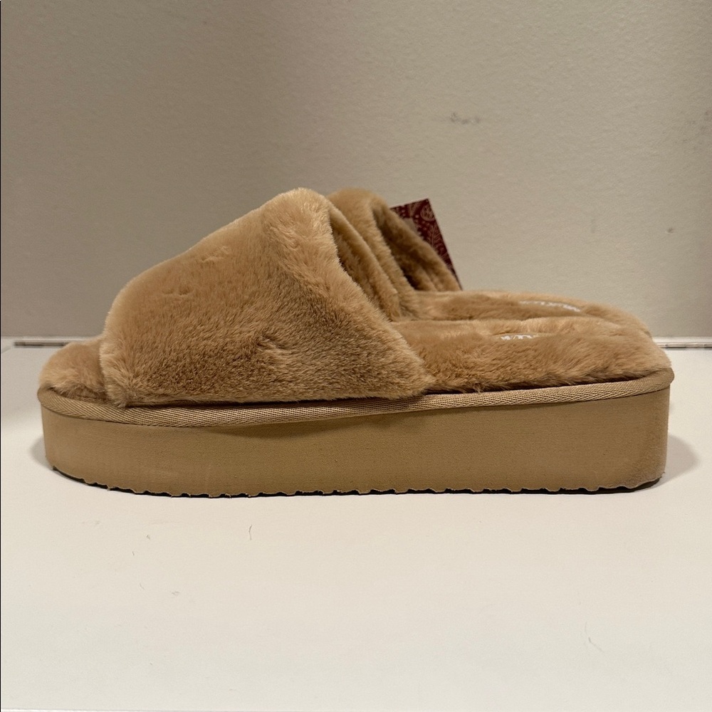 Muk Luks Cozy Tan Platform Faux Fur Slippers Medium Size 7-8 NWT